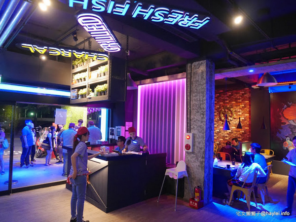 水貨：台中勤美美食-水貨-炭火烤魚/諸葛烤魚-適合第一次接觸川菜的朋友嚐試的超輕度川味/微麻不辣的烤魚料理-重慶豆花烤魚、川味麻辣燙