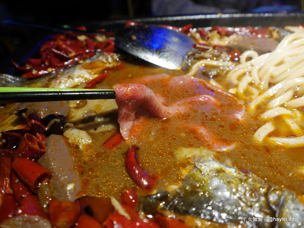 水貨：台中勤美美食-水貨-炭火烤魚/諸葛烤魚-適合第一次接觸川菜的朋友嚐試的超輕度川味/微麻不辣的烤魚料理-重慶豆花烤魚、川味麻辣燙