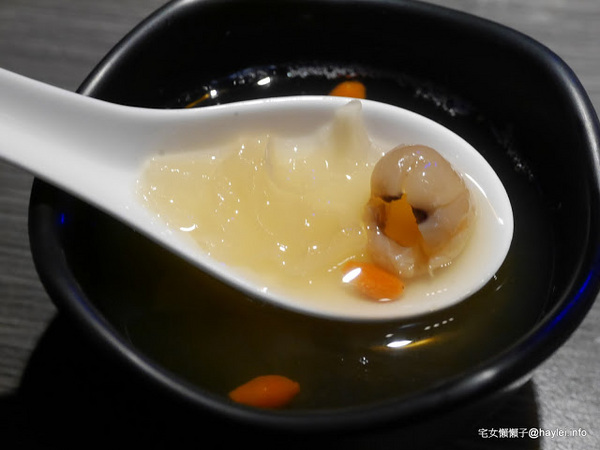 水貨：台中勤美美食-水貨-炭火烤魚/諸葛烤魚-適合第一次接觸川菜的朋友嚐試的超輕度川味/微麻不辣的烤魚料理-重慶豆花烤魚、川味麻辣燙