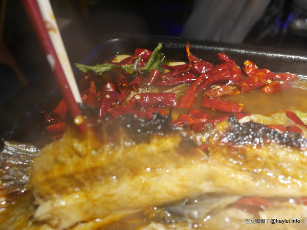 水貨：台中勤美美食-水貨-炭火烤魚/諸葛烤魚-適合第一次接觸川菜的朋友嚐試的超輕度川味/微麻不辣的烤魚料理-重慶豆花烤魚、川味麻辣燙