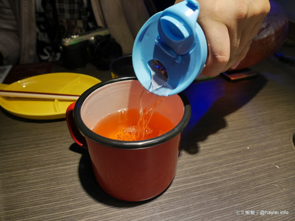 水貨：台中勤美美食-水貨-炭火烤魚/諸葛烤魚-適合第一次接觸川菜的朋友嚐試的超輕度川味/微麻不辣的烤魚料理-重慶豆花烤魚、川味麻辣燙