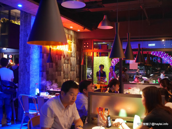 水貨：台中勤美美食-水貨-炭火烤魚/諸葛烤魚-適合第一次接觸川菜的朋友嚐試的超輕度川味/微麻不辣的烤魚料理-重慶豆花烤魚、川味麻辣燙