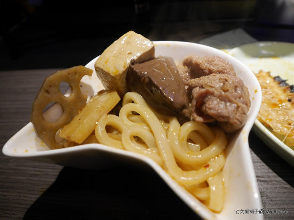 水貨：台中勤美美食-水貨-炭火烤魚/諸葛烤魚-適合第一次接觸川菜的朋友嚐試的超輕度川味/微麻不辣的烤魚料理-重慶豆花烤魚、川味麻辣燙