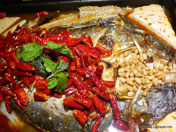 水貨：台中勤美美食-水貨-炭火烤魚/諸葛烤魚-適合第一次接觸川菜的朋友嚐試的超輕度川味/微麻不辣的烤魚料理-重慶豆花烤魚、川味麻辣燙
