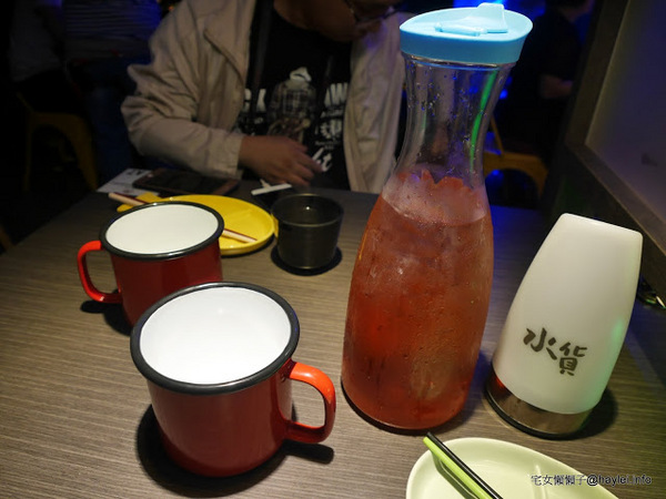 水貨：台中勤美美食-水貨-炭火烤魚/諸葛烤魚-適合第一次接觸川菜的朋友嚐試的超輕度川味/微麻不辣的烤魚料理-重慶豆花烤魚、川味麻辣燙