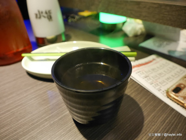 水貨：台中勤美美食-水貨-炭火烤魚/諸葛烤魚-適合第一次接觸川菜的朋友嚐試的超輕度川味/微麻不辣的烤魚料理-重慶豆花烤魚、川味麻辣燙