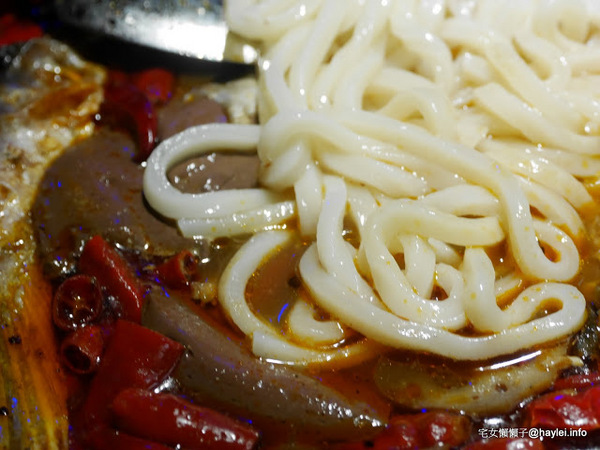 水貨：台中勤美美食-水貨-炭火烤魚/諸葛烤魚-適合第一次接觸川菜的朋友嚐試的超輕度川味/微麻不辣的烤魚料理-重慶豆花烤魚、川味麻辣燙