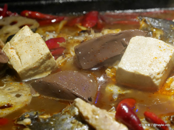 水貨：台中勤美美食-水貨-炭火烤魚/諸葛烤魚-適合第一次接觸川菜的朋友嚐試的超輕度川味/微麻不辣的烤魚料理-重慶豆花烤魚、川味麻辣燙