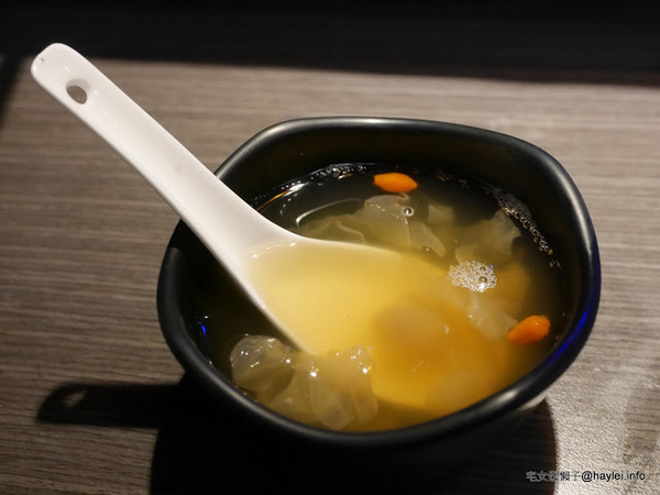 水貨：台中勤美美食-水貨-炭火烤魚/諸葛烤魚-適合第一次接觸川菜的朋友嚐試的超輕度川味/微麻不辣的烤魚料理-重慶豆花烤魚、川味麻辣燙