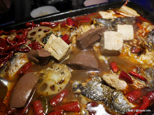 水貨：台中勤美美食-水貨-炭火烤魚/諸葛烤魚-適合第一次接觸川菜的朋友嚐試的超輕度川味/微麻不辣的烤魚料理-重慶豆花烤魚、川味麻辣燙