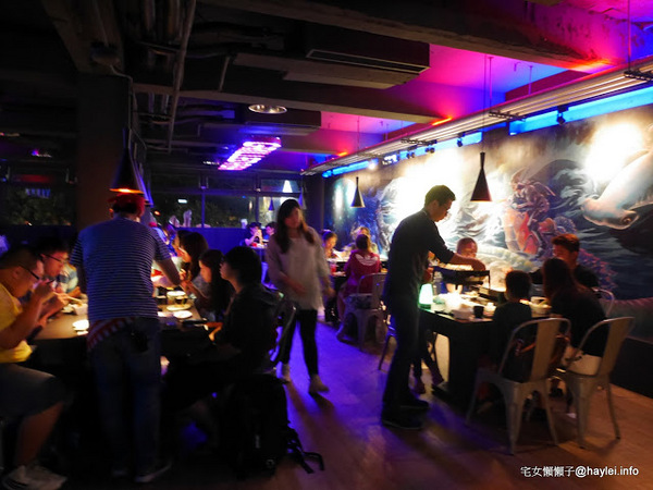 水貨：台中勤美美食-水貨-炭火烤魚/諸葛烤魚-適合第一次接觸川菜的朋友嚐試的超輕度川味/微麻不辣的烤魚料理-重慶豆花烤魚、川味麻辣燙