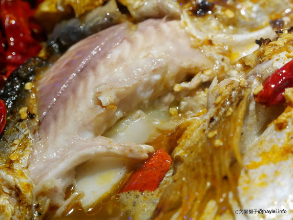 水貨：台中勤美美食-水貨-炭火烤魚/諸葛烤魚-適合第一次接觸川菜的朋友嚐試的超輕度川味/微麻不辣的烤魚料理-重慶豆花烤魚、川味麻辣燙