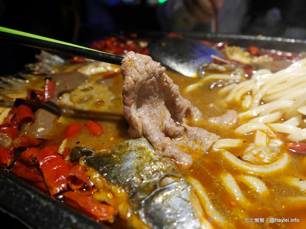 水貨：台中勤美美食-水貨-炭火烤魚/諸葛烤魚-適合第一次接觸川菜的朋友嚐試的超輕度川味/微麻不辣的烤魚料理-重慶豆花烤魚、川味麻辣燙