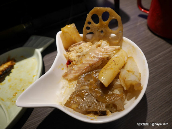 水貨：台中勤美美食-水貨-炭火烤魚/諸葛烤魚-適合第一次接觸川菜的朋友嚐試的超輕度川味/微麻不辣的烤魚料理-重慶豆花烤魚、川味麻辣燙