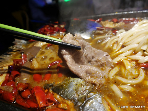 水貨：台中勤美美食-水貨-炭火烤魚/諸葛烤魚-適合第一次接觸川菜的朋友嚐試的超輕度川味/微麻不辣的烤魚料理-重慶豆花烤魚、川味麻辣燙