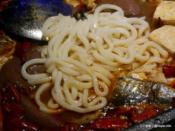 水貨：台中勤美美食-水貨-炭火烤魚/諸葛烤魚-適合第一次接觸川菜的朋友嚐試的超輕度川味/微麻不辣的烤魚料理-重慶豆花烤魚、川味麻辣燙
