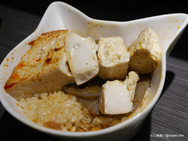 水貨：台中勤美美食-水貨-炭火烤魚/諸葛烤魚-適合第一次接觸川菜的朋友嚐試的超輕度川味/微麻不辣的烤魚料理-重慶豆花烤魚、川味麻辣燙