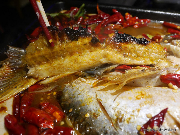 水貨：台中勤美美食-水貨-炭火烤魚/諸葛烤魚-適合第一次接觸川菜的朋友嚐試的超輕度川味/微麻不辣的烤魚料理-重慶豆花烤魚、川味麻辣燙