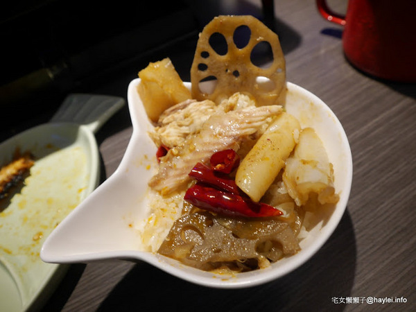 水貨：台中勤美美食-水貨-炭火烤魚/諸葛烤魚-適合第一次接觸川菜的朋友嚐試的超輕度川味/微麻不辣的烤魚料理-重慶豆花烤魚、川味麻辣燙