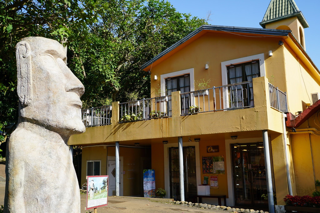 【桃園大溪】神秘巨石摩艾出沒!大溪花海農場 彩紅花田