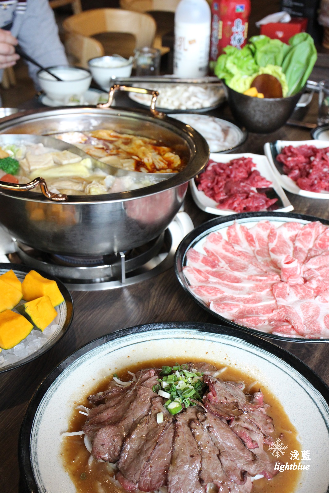 [ 雙連站‧林森北路美食 ] 淺藍 × 最牛溫體牛肉火鍋台北林森店～每日台南直送溫體牛，連海鮮蔬菜也都令人驚豔