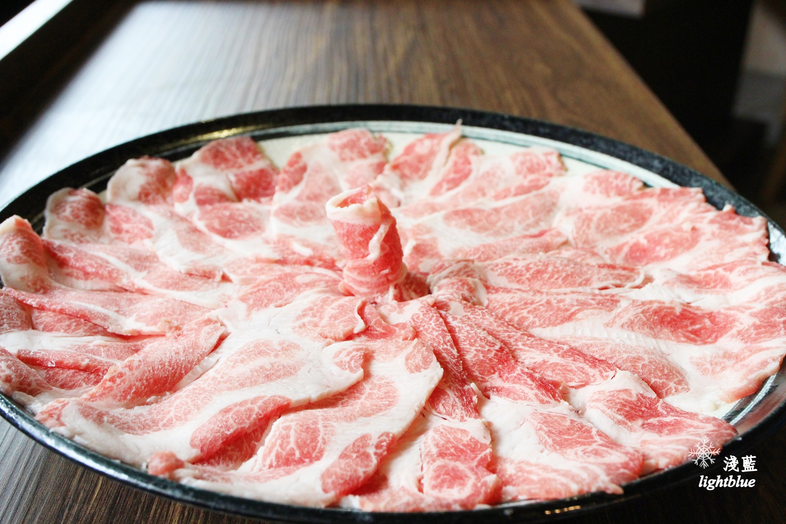 [ 雙連站‧林森北路美食 ] 淺藍 × 最牛溫體牛肉火鍋台北林森店～每日台南直送溫體牛，連海鮮蔬菜也都令人驚豔