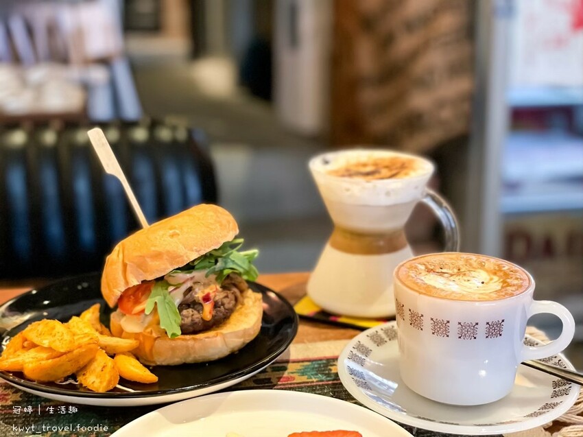 LINE_ALBUM_Born 2 Her Cafe_220320_39.jpg