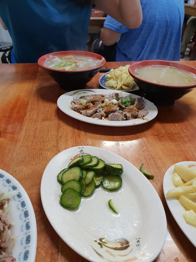 【花蓮.市區】晚餐+消夜推薦。新港街米粉湯。米粉湯+海鮮粥+雞魯飯+各類小菜選擇超多