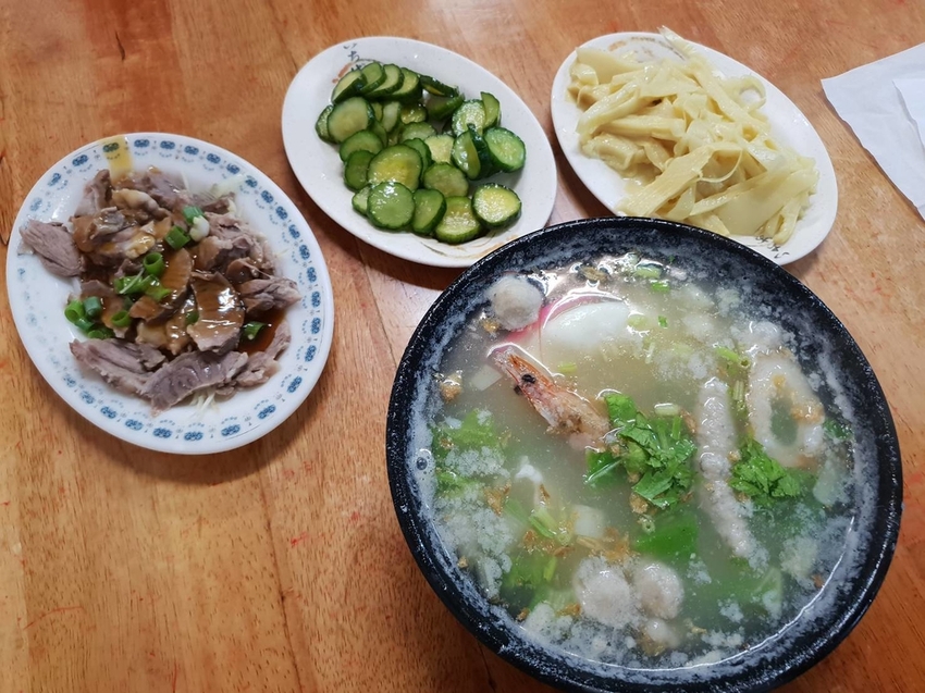 【花蓮.市區】晚餐+消夜推薦。新港街米粉湯。米粉湯+海鮮粥+雞魯飯+各類小菜選擇超多