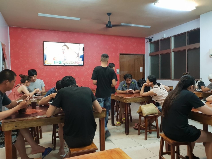 【花蓮.市區】晚餐+消夜推薦。新港街米粉湯。米粉湯+海鮮粥+雞魯飯+各類小菜選擇超多