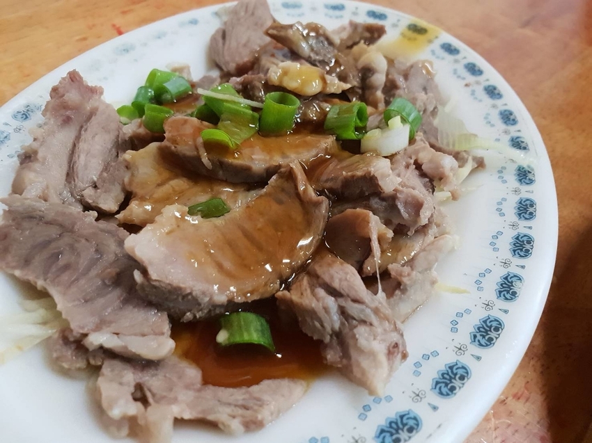 【花蓮.市區】晚餐+消夜推薦。新港街米粉湯。米粉湯+海鮮粥+雞魯飯+各類小菜選擇超多