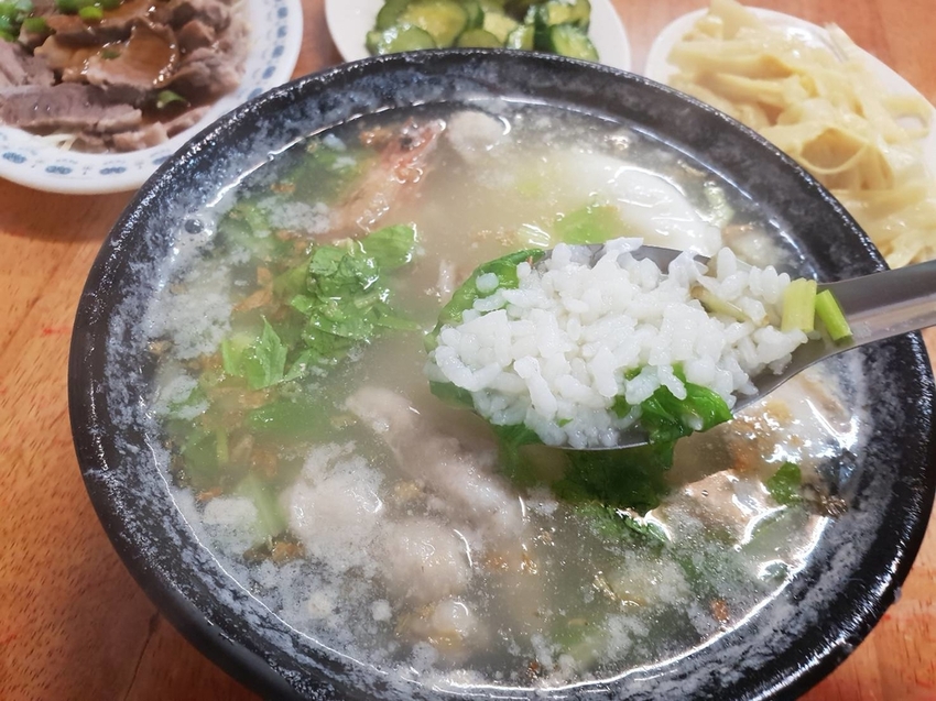 【花蓮.市區】晚餐+消夜推薦。新港街米粉湯。米粉湯+海鮮粥+雞魯飯+各類小菜選擇超多