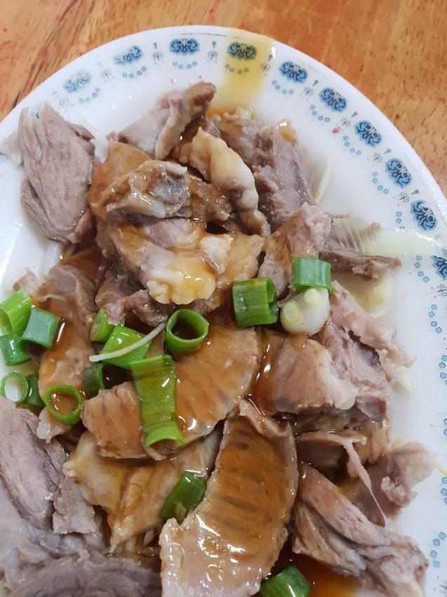 【花蓮.市區】晚餐+消夜推薦。新港街米粉湯。米粉湯+海鮮粥+雞魯飯+各類小菜選擇超多