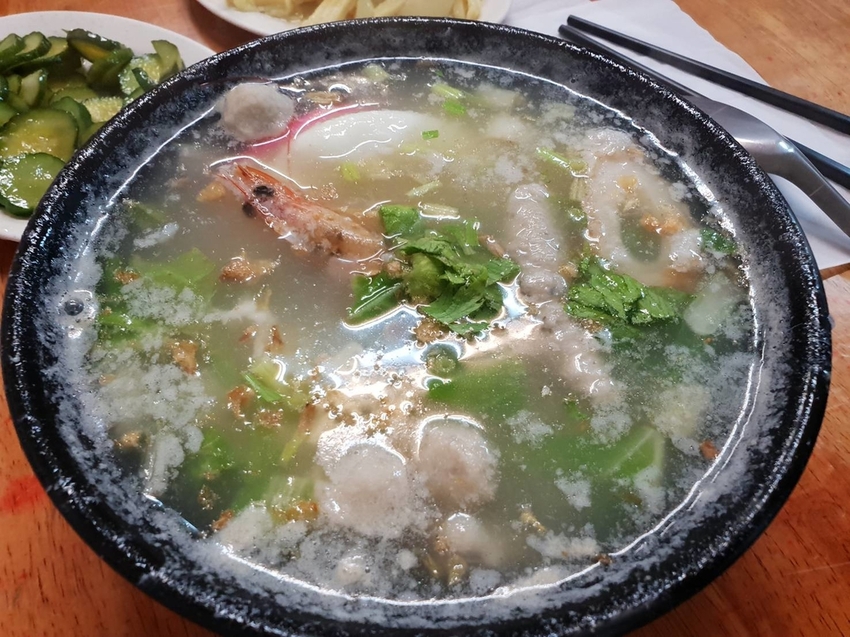 【花蓮.市區】晚餐+消夜推薦。新港街米粉湯。米粉湯+海鮮粥+雞魯飯+各類小菜選擇超多