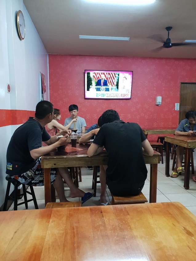 【花蓮.市區】晚餐+消夜推薦。新港街米粉湯。米粉湯+海鮮粥+雞魯飯+各類小菜選擇超多