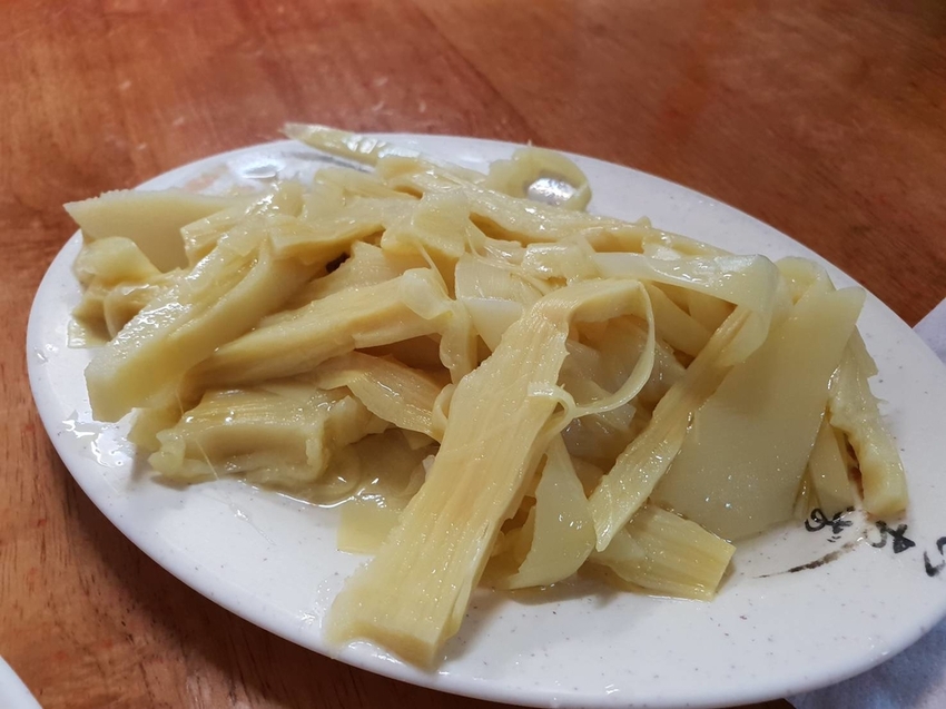 【花蓮.市區】晚餐+消夜推薦。新港街米粉湯。米粉湯+海鮮粥+雞魯飯+各類小菜選擇超多