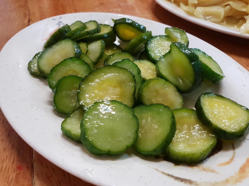 【花蓮.市區】晚餐+消夜推薦。新港街米粉湯。米粉湯+海鮮粥+雞魯飯+各類小菜選擇超多