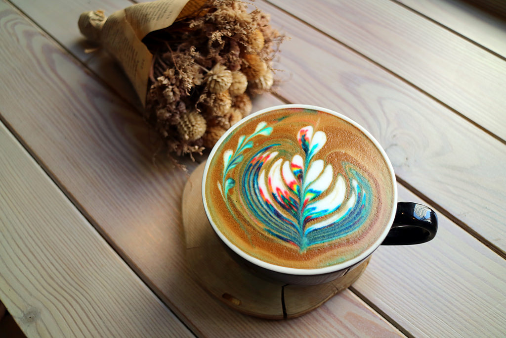 美食►桃園┃未秧咖啡┃藝文特區附近隱藏版桃園早午餐，彩色拉花、荷蘭鬆餅超吸睛！