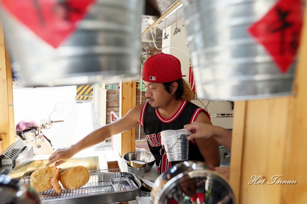 午春 黑胡椒黑輪：【台南美食】午春黑胡椒黑輪攤：平民小吃大變身，還有狗豬暢飲喝到飽~