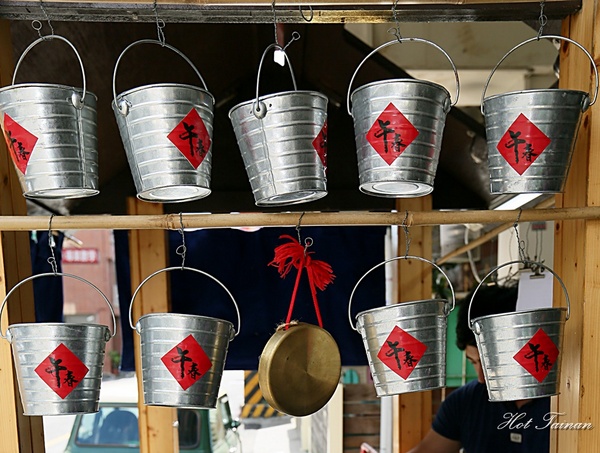 午春 黑胡椒黑輪：【台南美食】午春黑胡椒黑輪攤：平民小吃大變身，還有狗豬暢飲喝到飽~