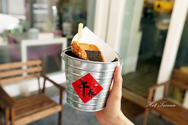 午春 黑胡椒黑輪：【台南美食】午春黑胡椒黑輪攤：平民小吃大變身，還有狗豬暢飲喝到飽~