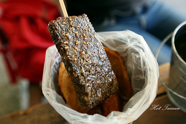 午春 黑胡椒黑輪：【台南美食】午春黑胡椒黑輪攤：平民小吃大變身，還有狗豬暢飲喝到飽~