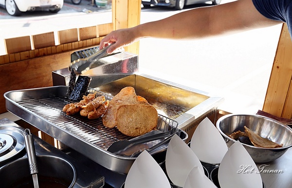 午春 黑胡椒黑輪：【台南美食】午春黑胡椒黑輪攤：平民小吃大變身，還有狗豬暢飲喝到飽~