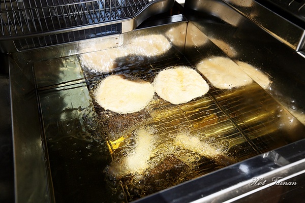 午春 黑胡椒黑輪：【台南美食】午春黑胡椒黑輪攤：平民小吃大變身，還有狗豬暢飲喝到飽~