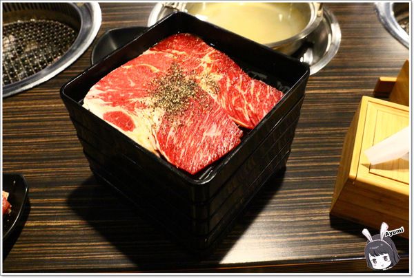 好客燒烤(新光三越三多店)：[食記]►高雄前鎮區◄好客燒烤生猛海鮮區吃到飽/帝王蟹腳/A5和牛/澎湖生蠔/嚴選泰國蝦/霸王蝦/澎湖明蝦，文末有贈送讀者回饋～