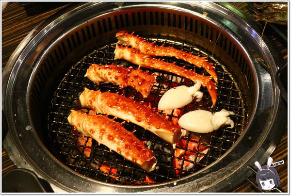 好客燒烤(新光三越三多店)：[食記]►高雄前鎮區◄好客燒烤生猛海鮮區吃到飽/帝王蟹腳/A5和牛/澎湖生蠔/嚴選泰國蝦/霸王蝦/澎湖明蝦，文末有贈送讀者回饋～