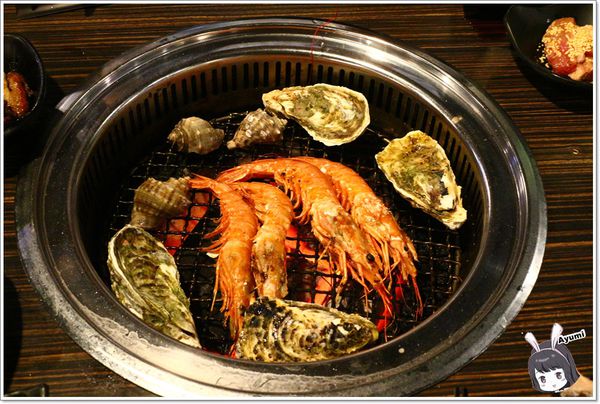 好客燒烤(新光三越三多店)：[食記]►高雄前鎮區◄好客燒烤生猛海鮮區吃到飽/帝王蟹腳/A5和牛/澎湖生蠔/嚴選泰國蝦/霸王蝦/澎湖明蝦，文末有贈送讀者回饋～