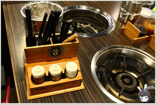 好客燒烤(新光三越三多店)：[食記]►高雄前鎮區◄好客燒烤生猛海鮮區吃到飽/帝王蟹腳/A5和牛/澎湖生蠔/嚴選泰國蝦/霸王蝦/澎湖明蝦，文末有贈送讀者回饋～