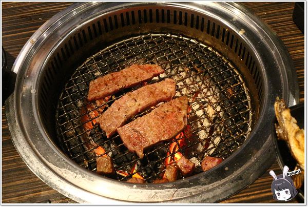 好客燒烤(新光三越三多店)：[食記]►高雄前鎮區◄好客燒烤生猛海鮮區吃到飽/帝王蟹腳/A5和牛/澎湖生蠔/嚴選泰國蝦/霸王蝦/澎湖明蝦，文末有贈送讀者回饋～