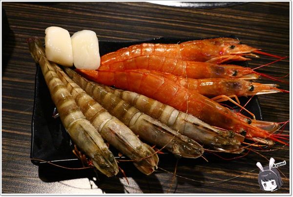 好客燒烤(新光三越三多店)：[食記]►高雄前鎮區◄好客燒烤生猛海鮮區吃到飽/帝王蟹腳/A5和牛/澎湖生蠔/嚴選泰國蝦/霸王蝦/澎湖明蝦，文末有贈送讀者回饋～